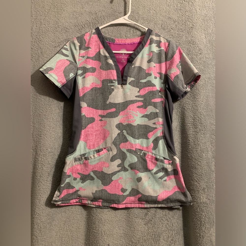 Helping Hand women’s scrubs size XS pink and gray Camo print like new!!
